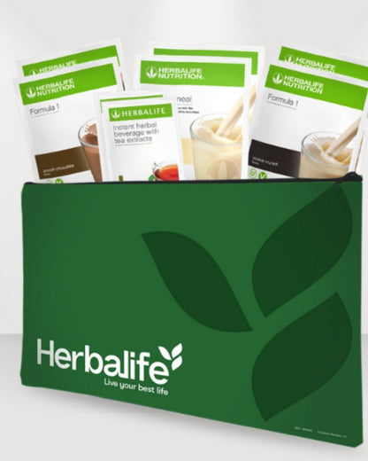 6 porsjonsposer Herbalife-shake med sjokoladesmak, vanilje og cookie crunch samt 2 porsjonsposer instant urtete i en veske med Herbalife-logo. 