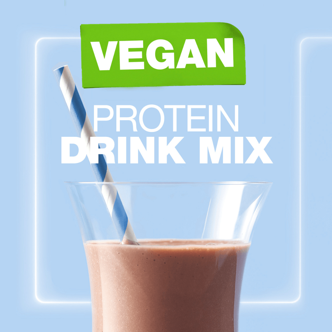 Herbalife tørrmelk Protein Drink Mix Vegan profileres med et glass Herbalife sjokolade-shake og teksten “Vegan Protein Drink Mix” på blå bakgrunn. 