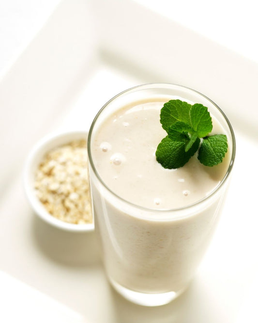 Herbalife vaniljeshake i glass med mynteblad.