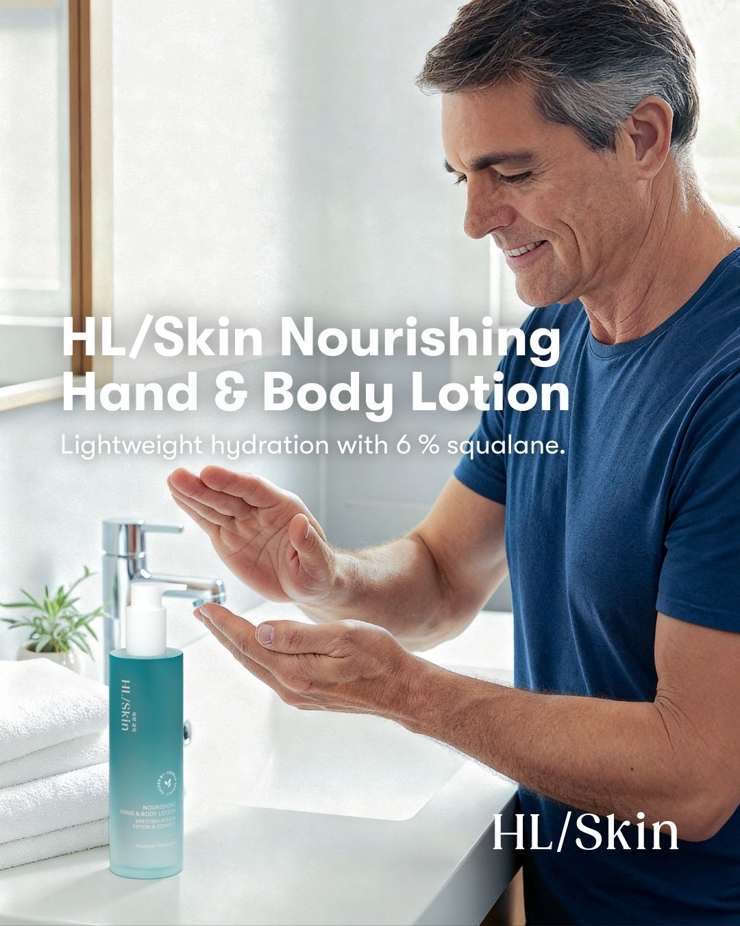 En mann med grått hår og blå t-skjorte har body lotion i hendene klar til å smøre seg. Tekst på bildet: HL/Skin Nourishing Hand & Body Lotion. Lightweight hydration with 6% squalane. 