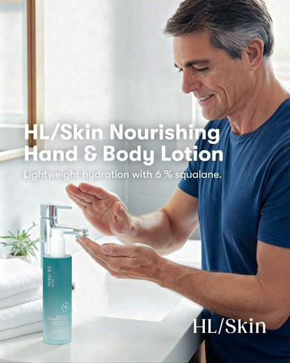En mann med grått hår og blå t-skjorte har body lotion i hendene klar til å smøre seg. Tekst på bildet: HL/Skin Nourishing Hand & Body Lotion. Lightweight hydration with 6% squalane. 