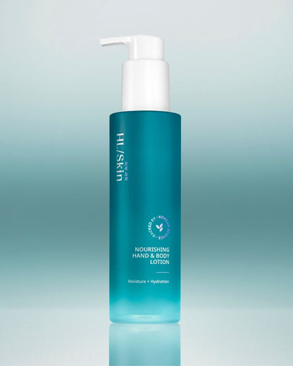 HL/Skin Nourishing Hand & Body Lotion fra Herbalife vist mot lyseblå bakgrunn. Fuktighetsgivende lotion som gir myk, hydrert og glødende hud. Koreansk hudpleie.