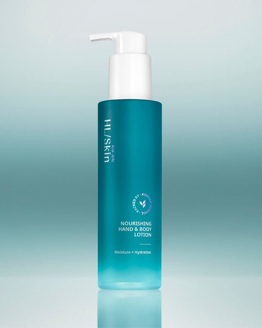 HL/Skin Nourishing Hand & Body Lotion fra Herbalife vist mot lyseblå bakgrunn. Fuktighetsgivende lotion som gir myk, hydrert og glødende hud. Koreansk hudpleie.