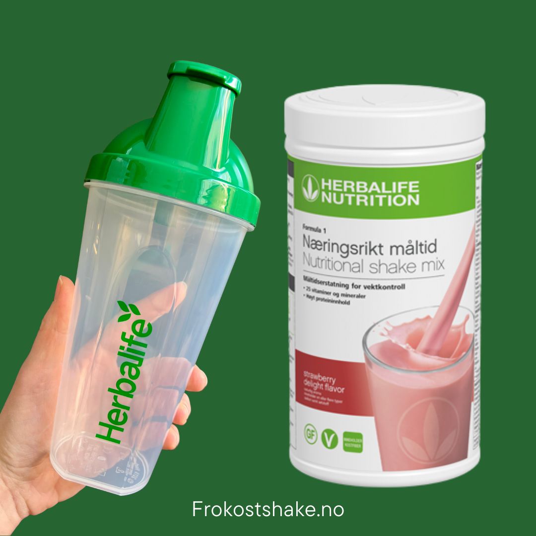 Jordbær Herbalife shake-boks og shakerflaske i hånden på grønn bakgrunn, Frokostshake.no. 