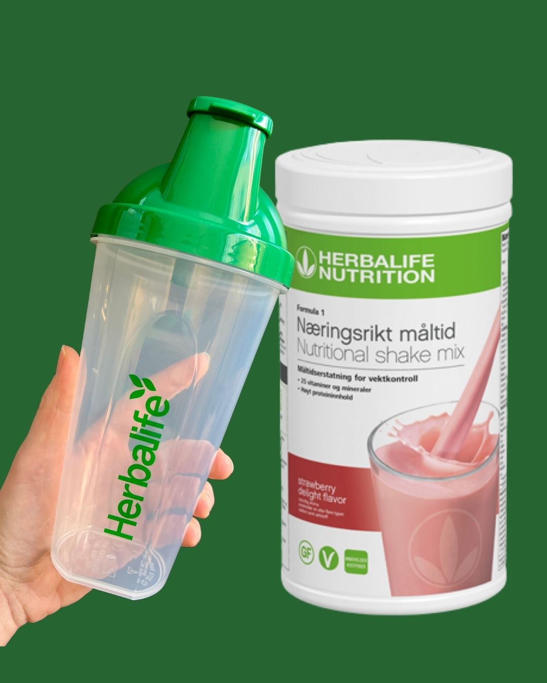 Jordbær Herbalife shake-boks og shakerflaske i hånden på grønn bakgrunn, Frokostshake.no. 