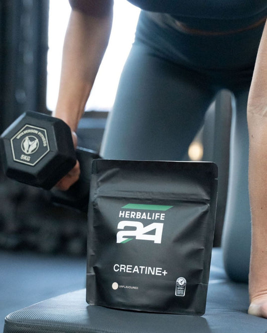 Kvinne med manualer og en pose Herbalife H24 Creatine+ kreatin monohydrat