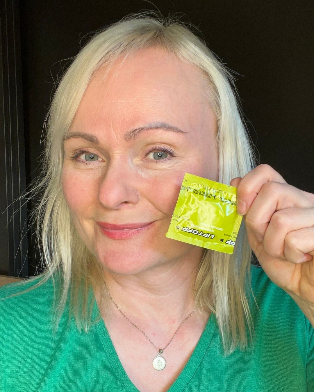 En brusetablett Herbalife Liftoff energidrikk og Helga Opsett som viser den frem. 