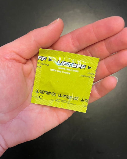 En brusetablett LiftOff innpakket, holdes i ei hånd