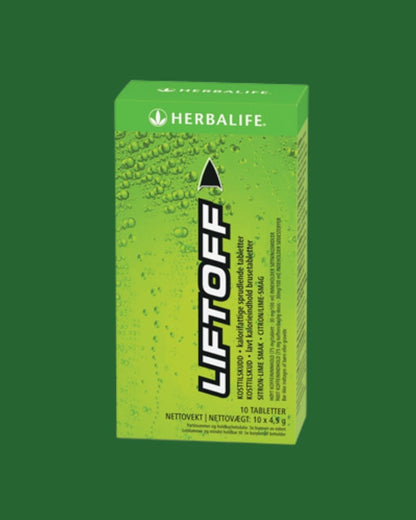 En pakke Herbalife Liftoff energidrikk på grønn bakgrunn.