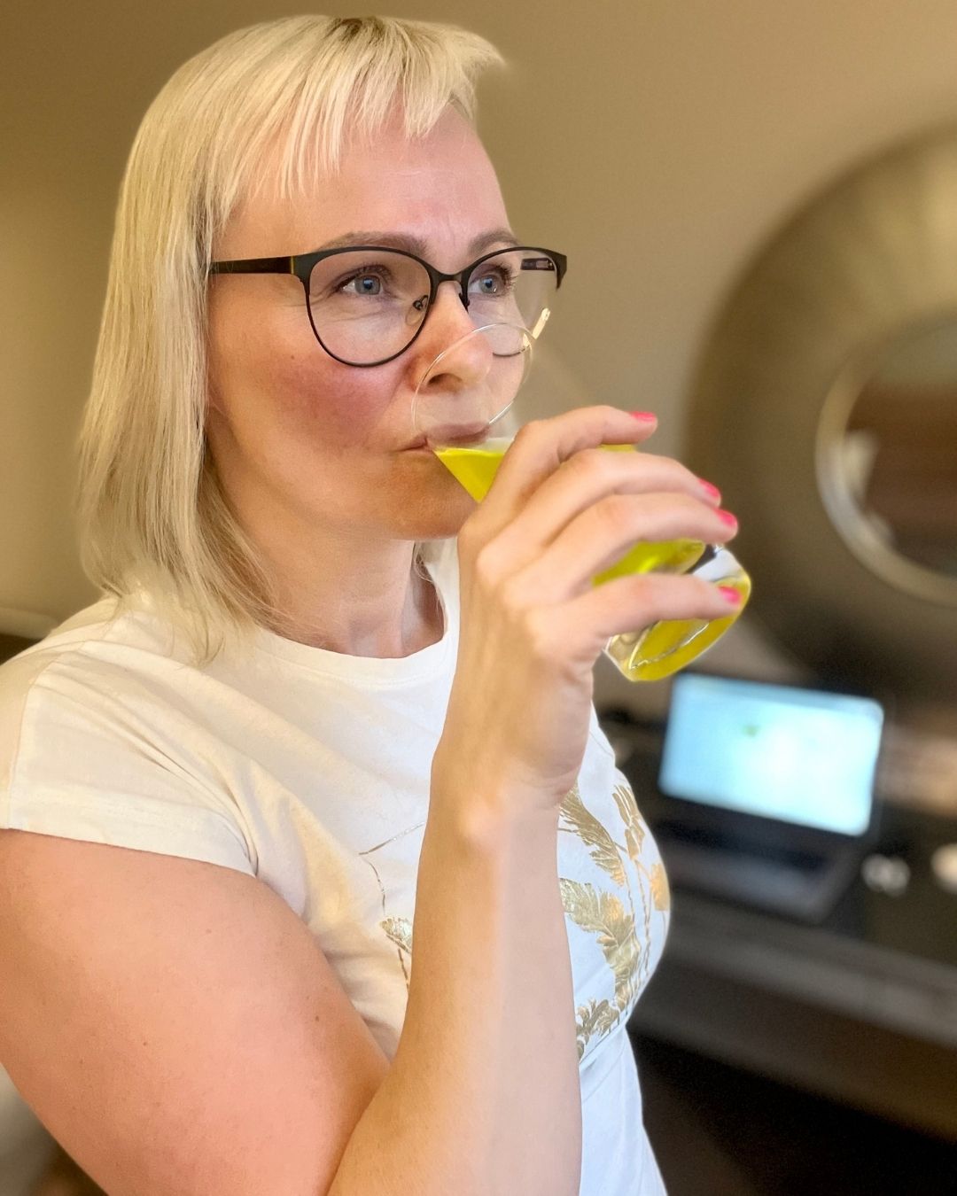 Helga Opsett drikker et glass Herbalife Littoff energidrikk. 