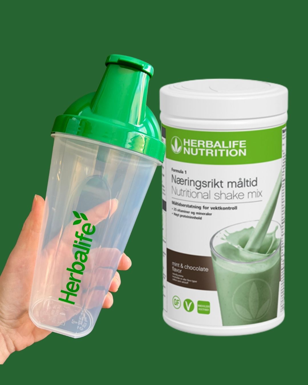 Mintsjokolade Herbalife shake-boks og shakerflaske i hånden på grønn bakgrunn, Frokostshake.no. 