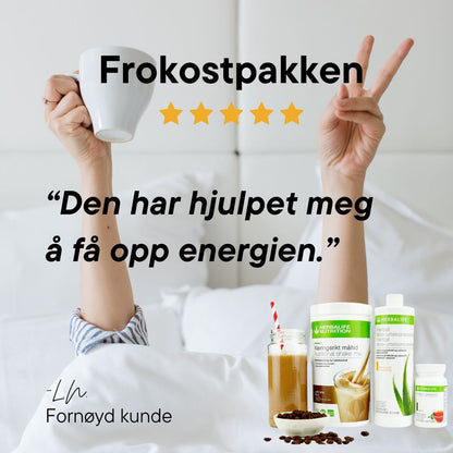 Herbalife Frokostpakken med caffe latte-shake, aloe vera-juice og urtete avbildet foran seng. Hender holder kaffekopp og lager seiers-tegn. Teksten viser fem stjerner og sitatet: "Den har hjulpet meg å få opp energien." Fornøyd kunde L.N.