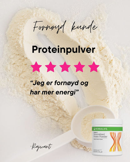 Fornøyd kunde gir Herbalife proteinpulver fem stjerner og sier "Jeg er fornøyd og har mer energi". Proteinpulver på et bord med måleskje i bakgrunnen og en boks F3 PPP diskret i hjørnet.