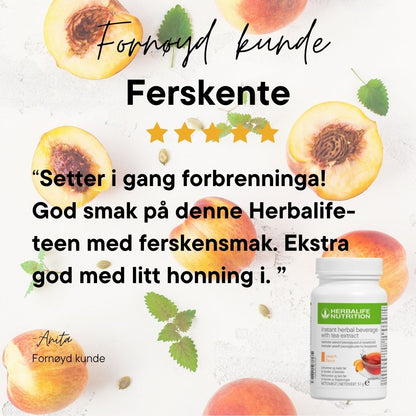 Herbalife urtete med fersken-smak i hvit boks avbildet med ferskener og grønne mynteblader på lys bakgrunn. Teksten viser fem stjerner og kundesitat: "Setter i gang forbrenninga! God smak på denne Herbalife-teen med ferskensmak. Ekstra god med litt honning i." Fornøyd kunde Anita.
