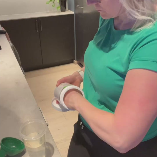 Helga viser hvordan lage shake i ristebeger med Herbalife-shake og proteindrinkmiks.