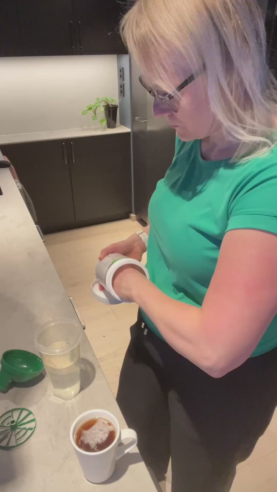 Helga viser hvordan lage shake i ristebeger med Herbalife-shake og proteindrinkmiks.