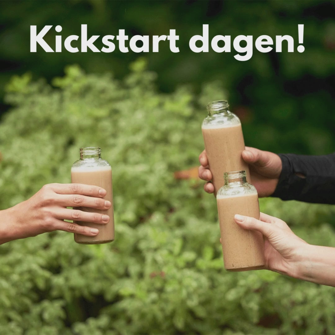 Tre hender skåler med hver sin Herbalife-shake ute i naturen. Tekst på videoen: «Kickstart dagen!»