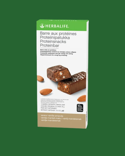 En eske Herbalife proteinbarer med vanilje-mandel-smak på grønn bakgrunn.