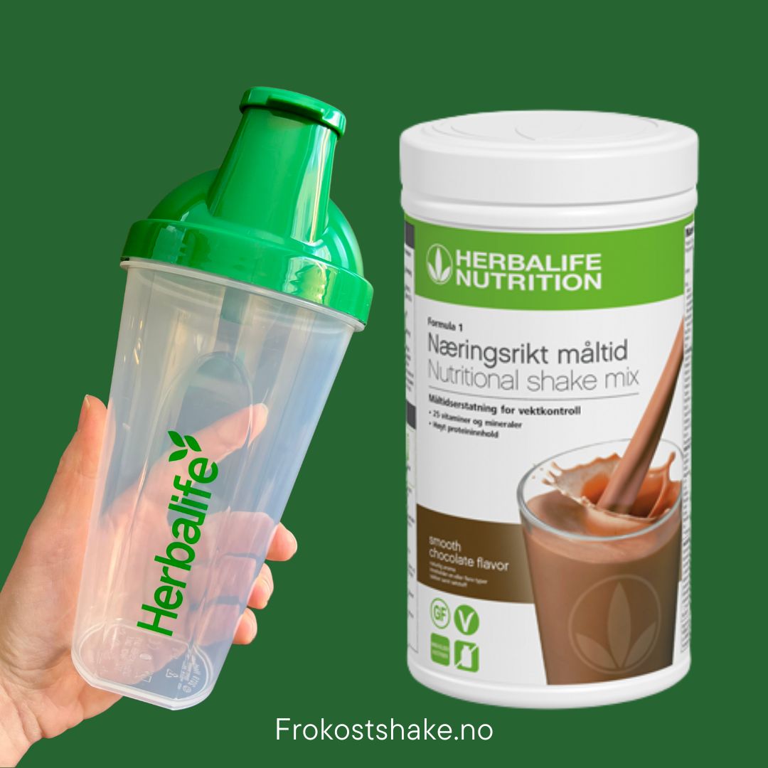 Sjokolade Herbalife shake-boks og shakerflaske i hånden på grønn bakgrunn, Frokostshake.no. 