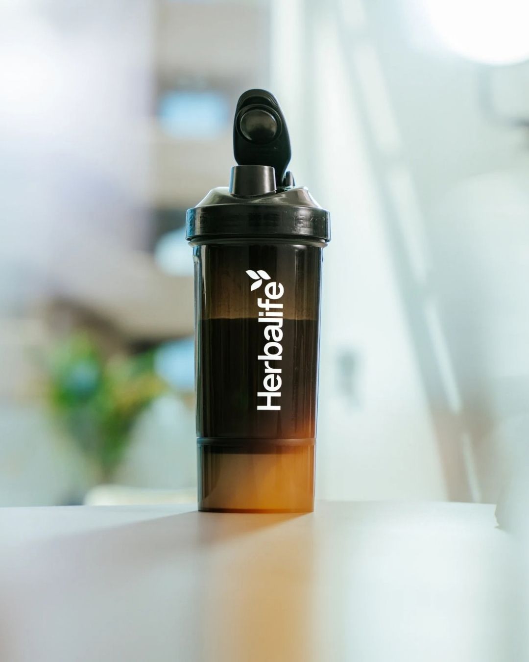 Svart Herbalife SmartShake 600 ml med hvit logo.