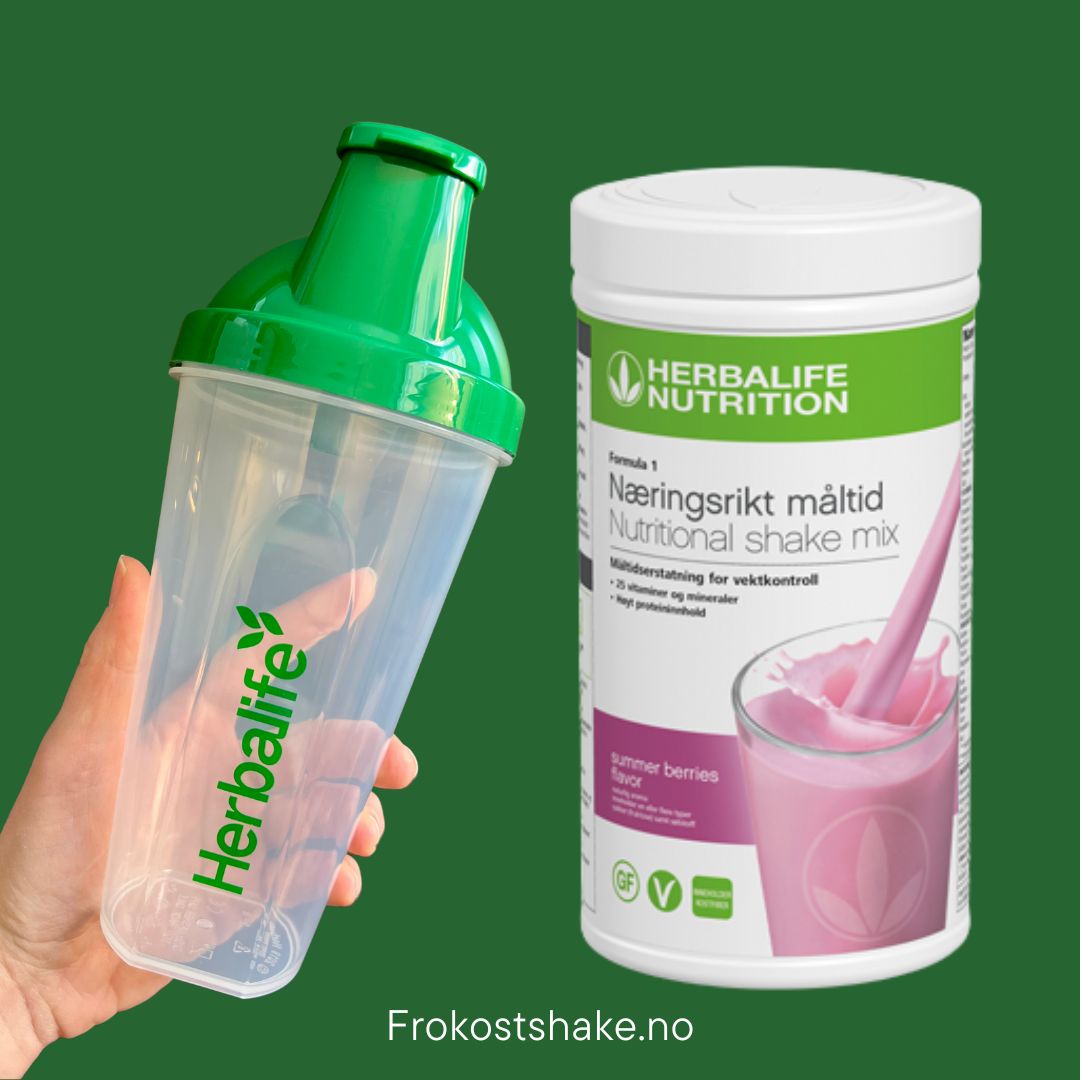 Summer Berries Herbalife shake-boks og shakerflaske i hånden på grønn bakgrunn, Frokostshake.no. 